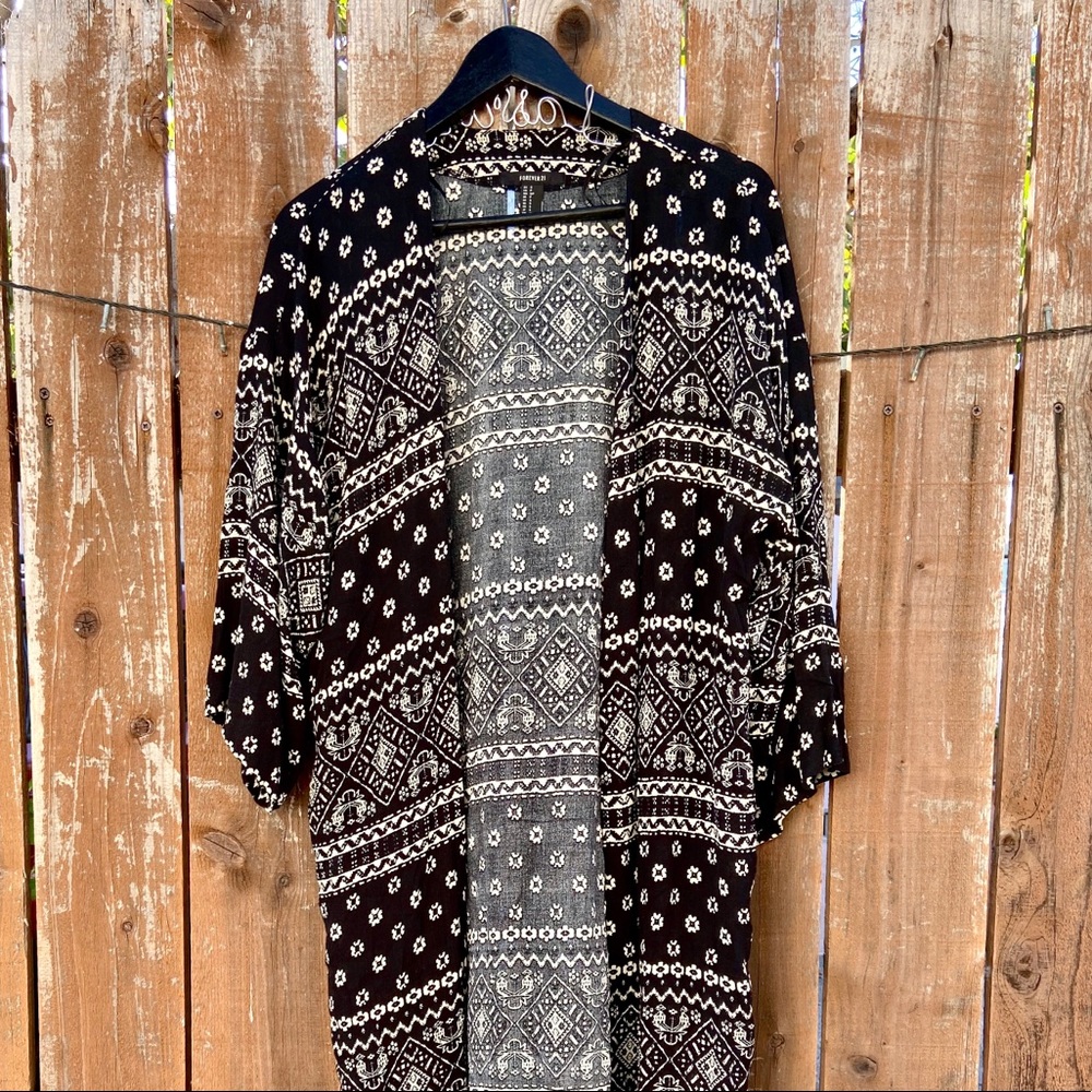 BRAND NEW - Forever 21  - B&W Kimono / Cardigan 🌼